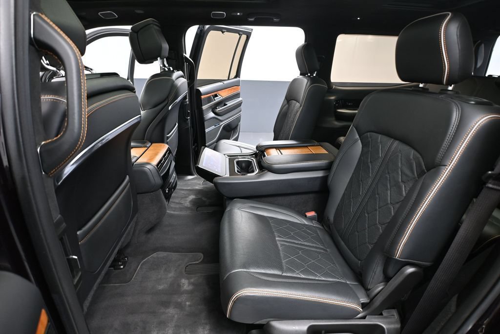 Used 2023 Jeep Grand Wagoneer Series III AWD/4WD image 34