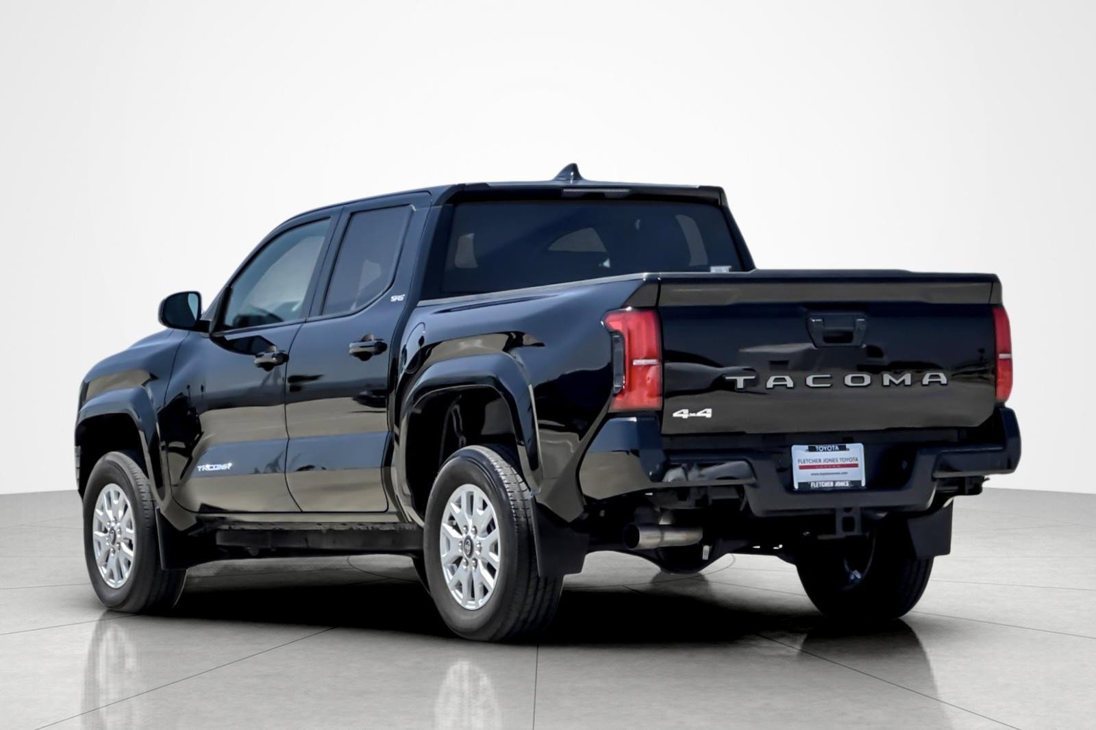 Used 2024 Toyota Tacoma SR5 AWD/4WD image 3