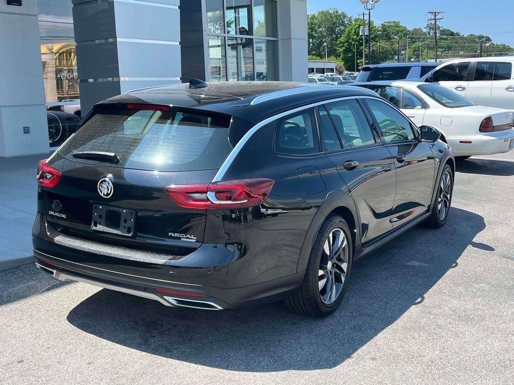 Used 2018 Buick Regal Preferred w/ Sights and Sounds Package AWD/4WD image 3