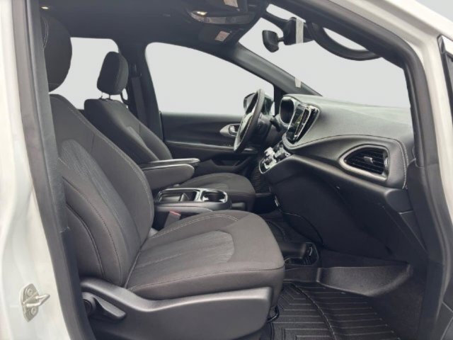 Used 2024 Chrysler Pacifica Touring FWD image 15