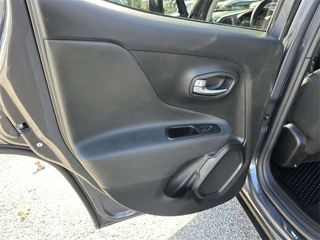 Certified 2022 Jeep Renegade Latitude w/ Convenience Group image 18