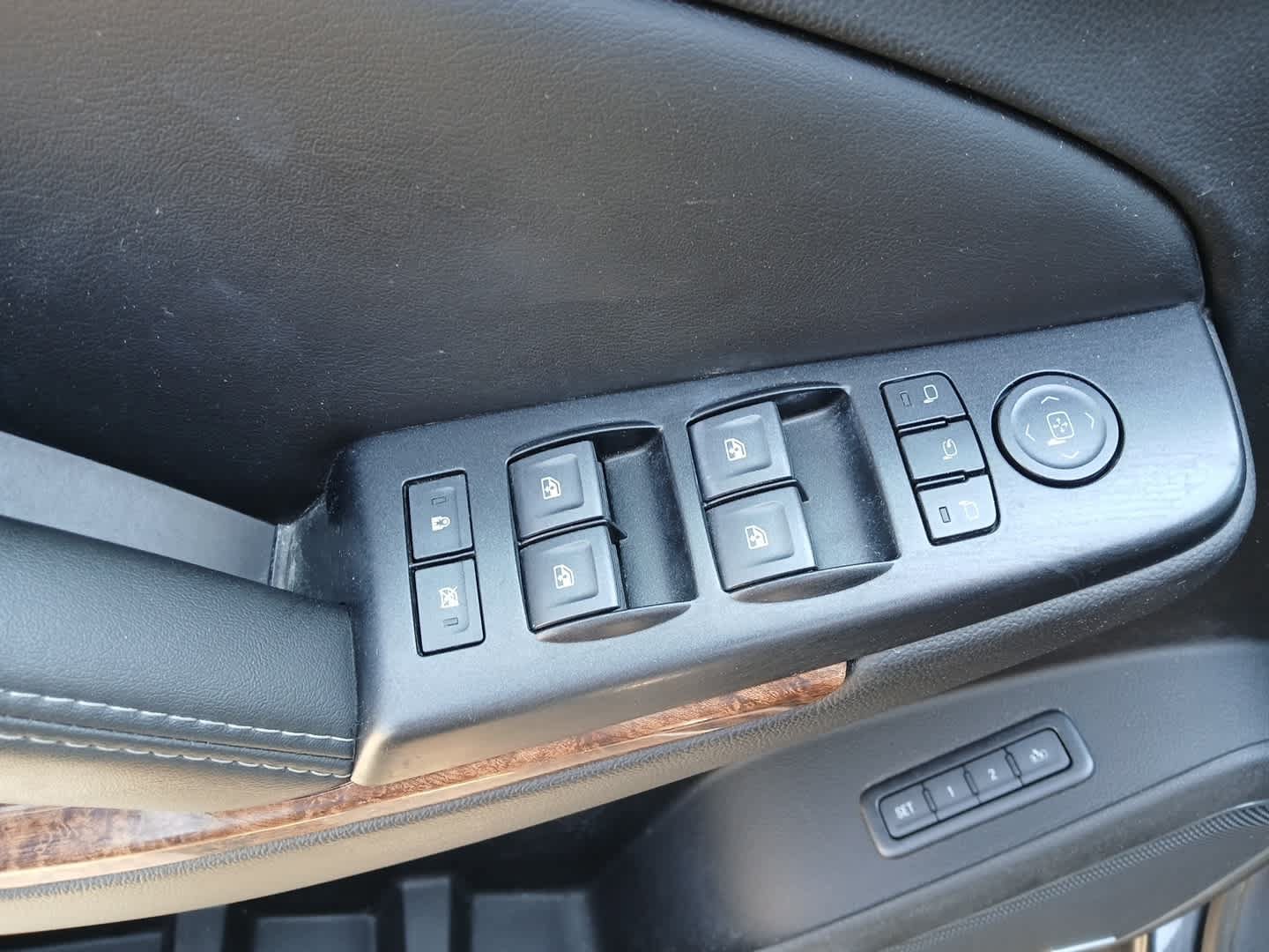 Used 2018 Chevrolet Suburban Premier AWD/4WD image 13