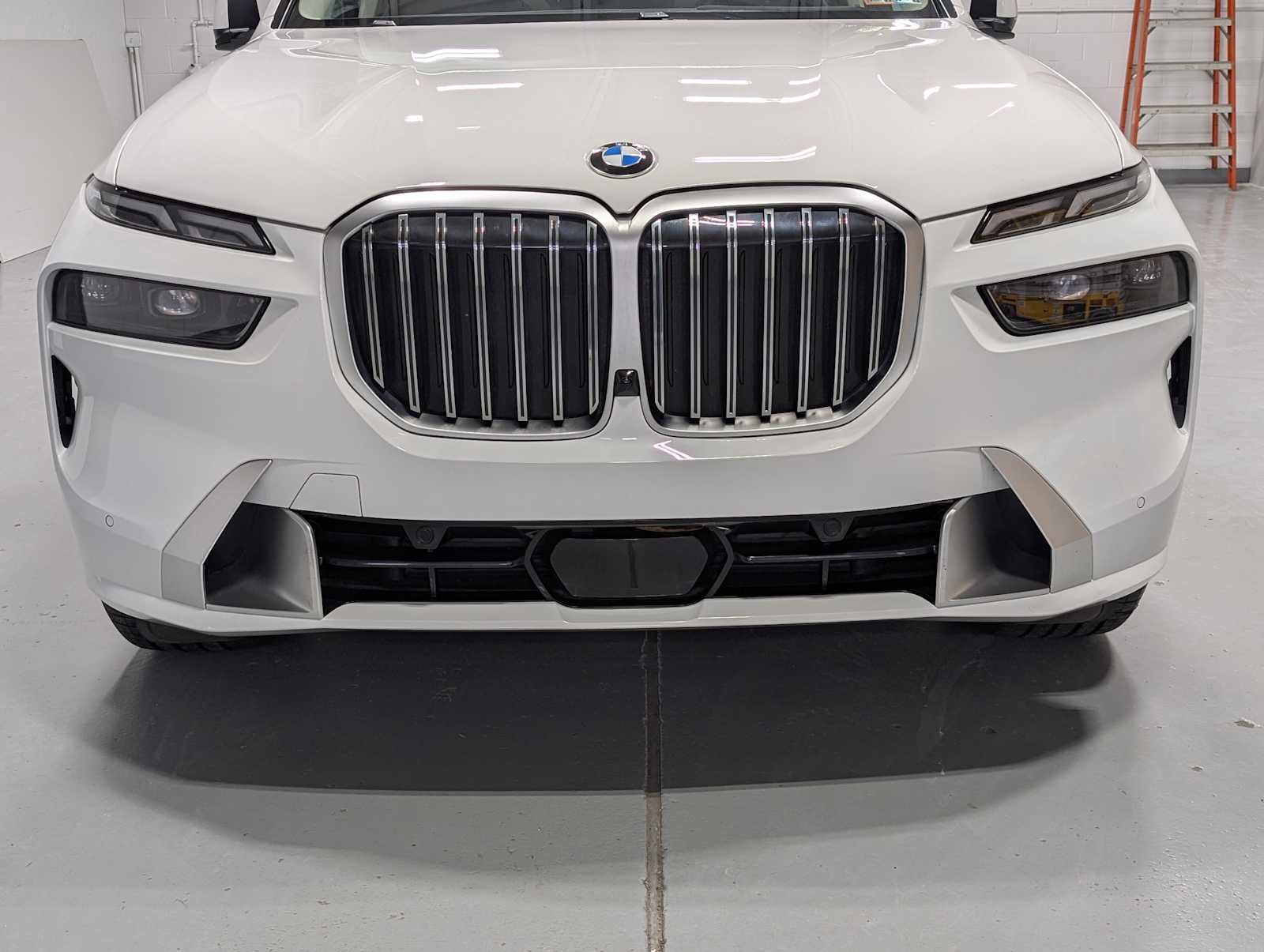 Used 2023 BMW X7 xDrive40i w/ Climate Comfort Package image 2