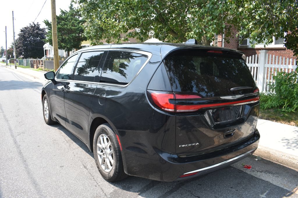Used 2024 Chrysler Pacifica Touring-L FWD image 7