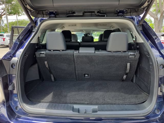 Used 2021 Toyota Highlander XLE AWD/4WD image 24