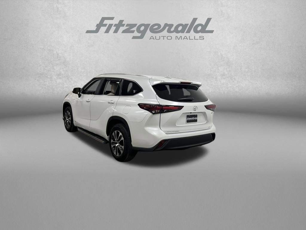 Used 2025 Toyota Highlander XLE image 3
