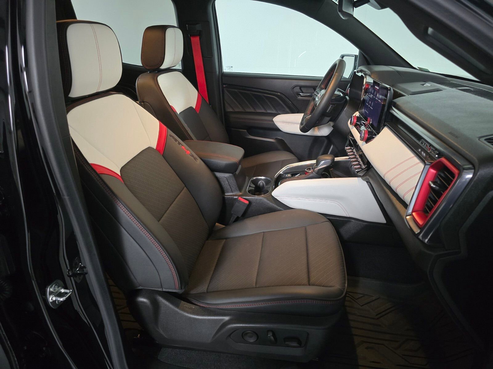 Used 2025 GMC Canyon AT4 w/ AT4X Package image 22