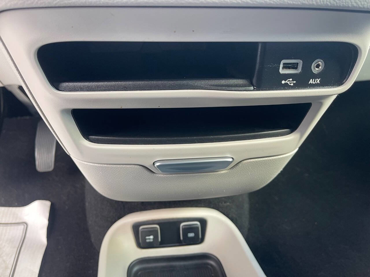 Used 2018 Chrysler Pacifica Touring-L image 15