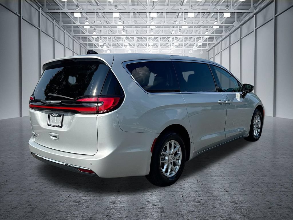 Used 2024 Chrysler Pacifica Touring-L FWD image 9