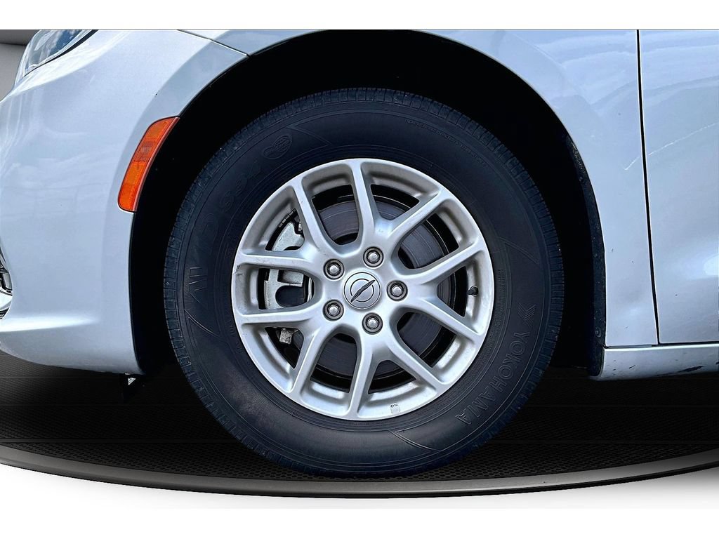 Used 2024 Chrysler Pacifica Touring-L FWD image 45