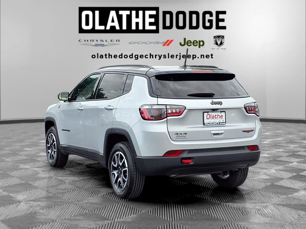 Used 2025 Jeep Compass Trailhawk AWD/4WD image 3