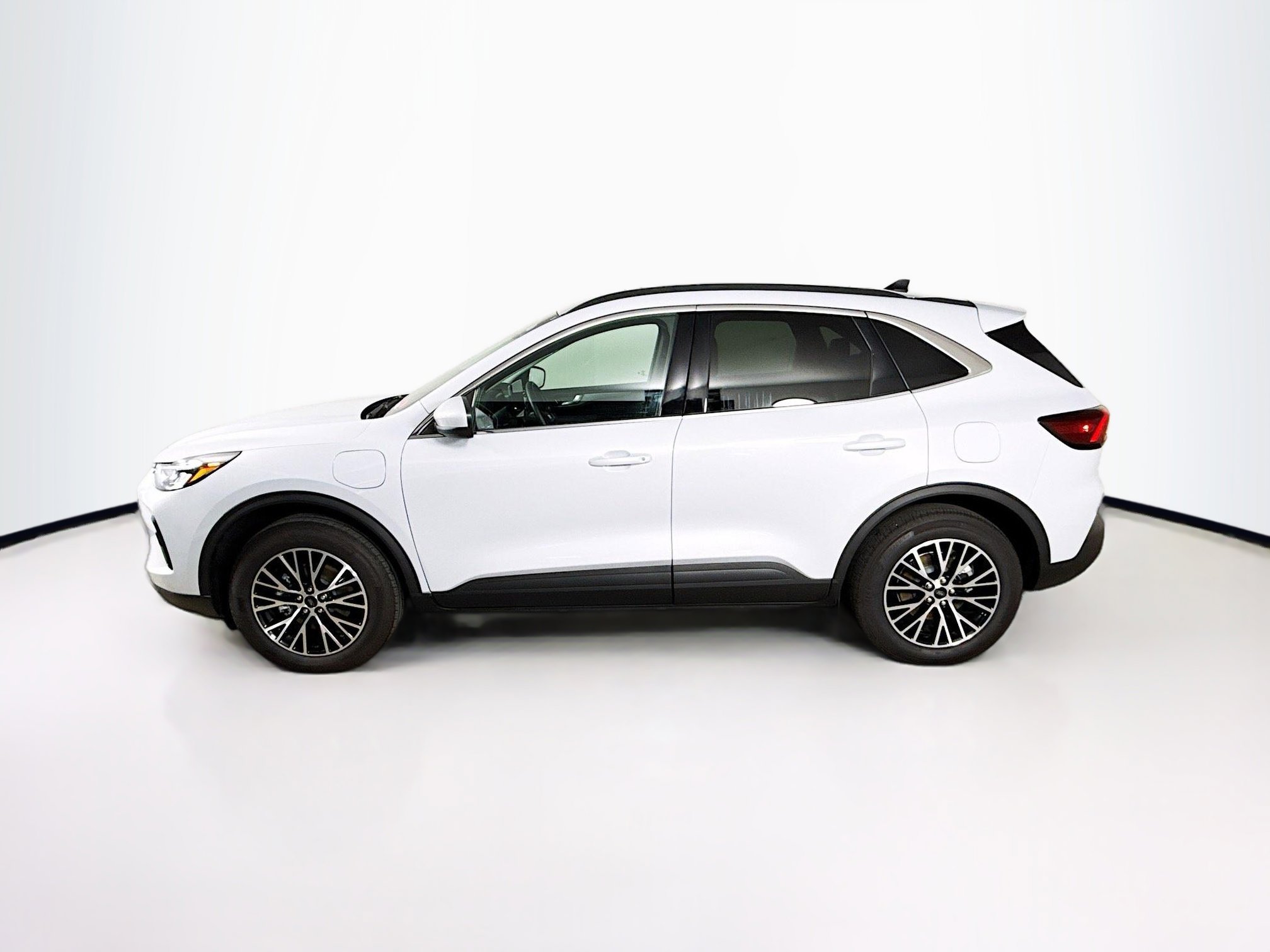 Used 2025 Ford Escape SE w/ Class II Trailer Tow Package image 24