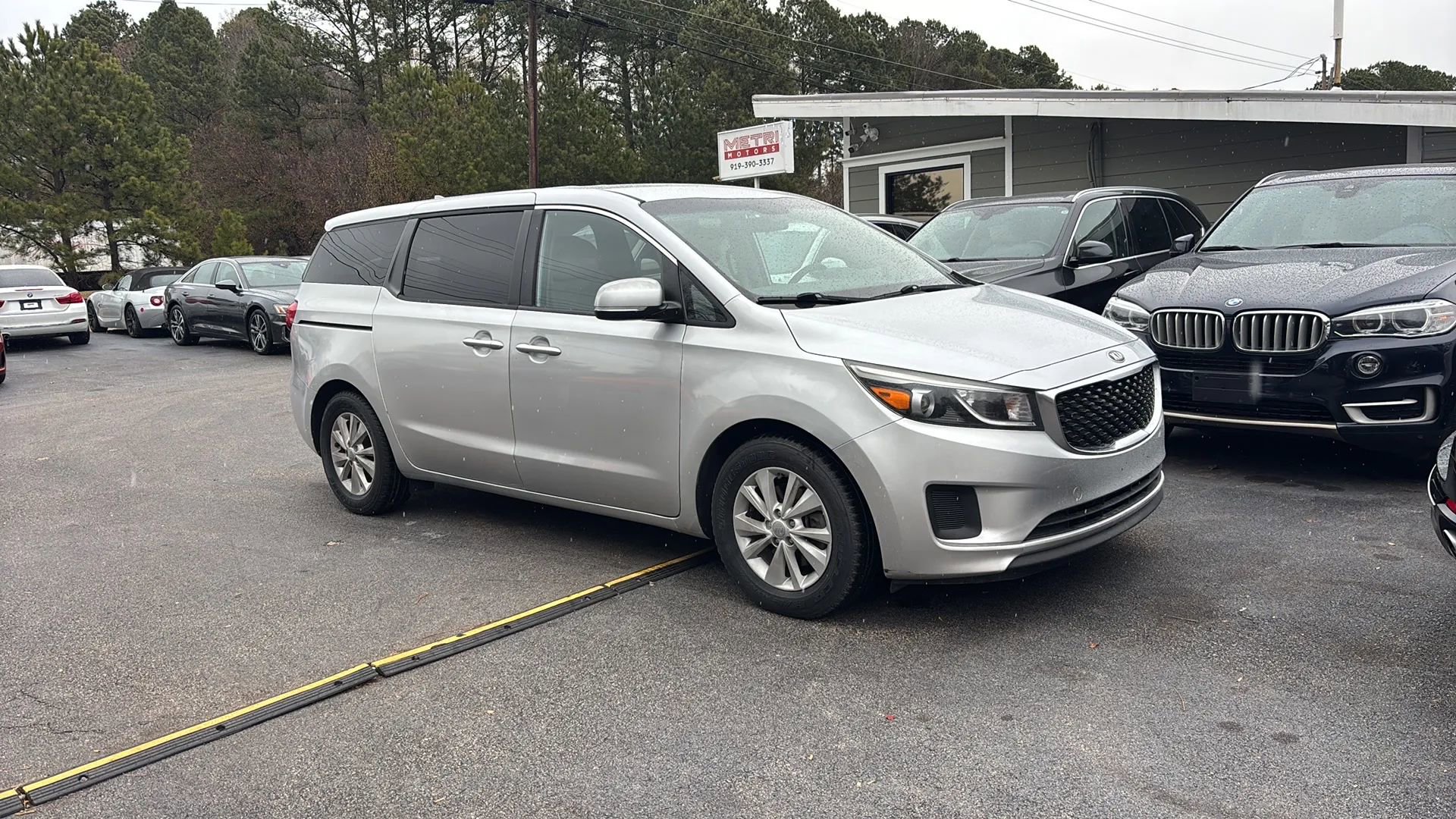 Used 2017 Kia Sedona LX image 3