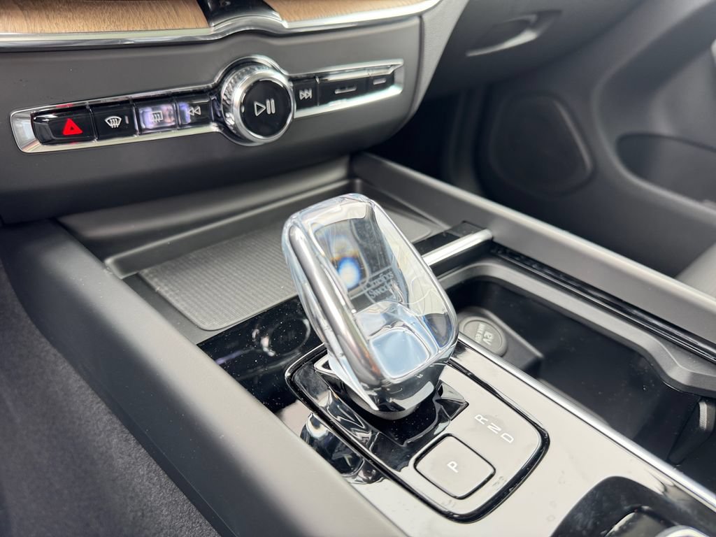 New 2026 Volvo XC60 T8 Ultra w/ Protection Package Premier AWD/4WD image 17