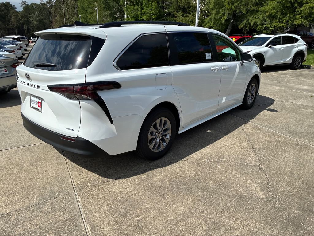 New 2026 Toyota Sienna LE FWD image 7