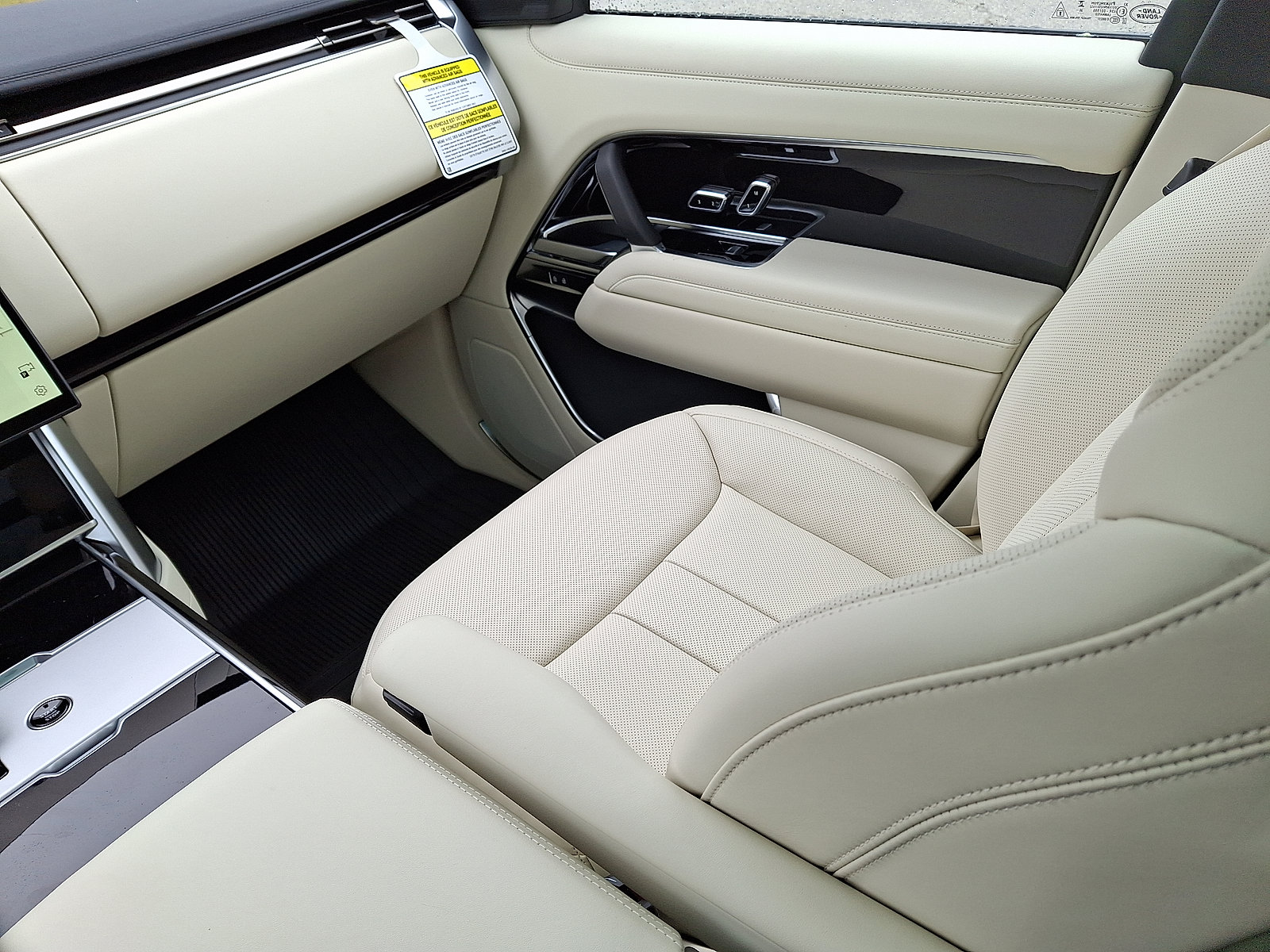 New 2026 Land Rover Range Rover SE image 14