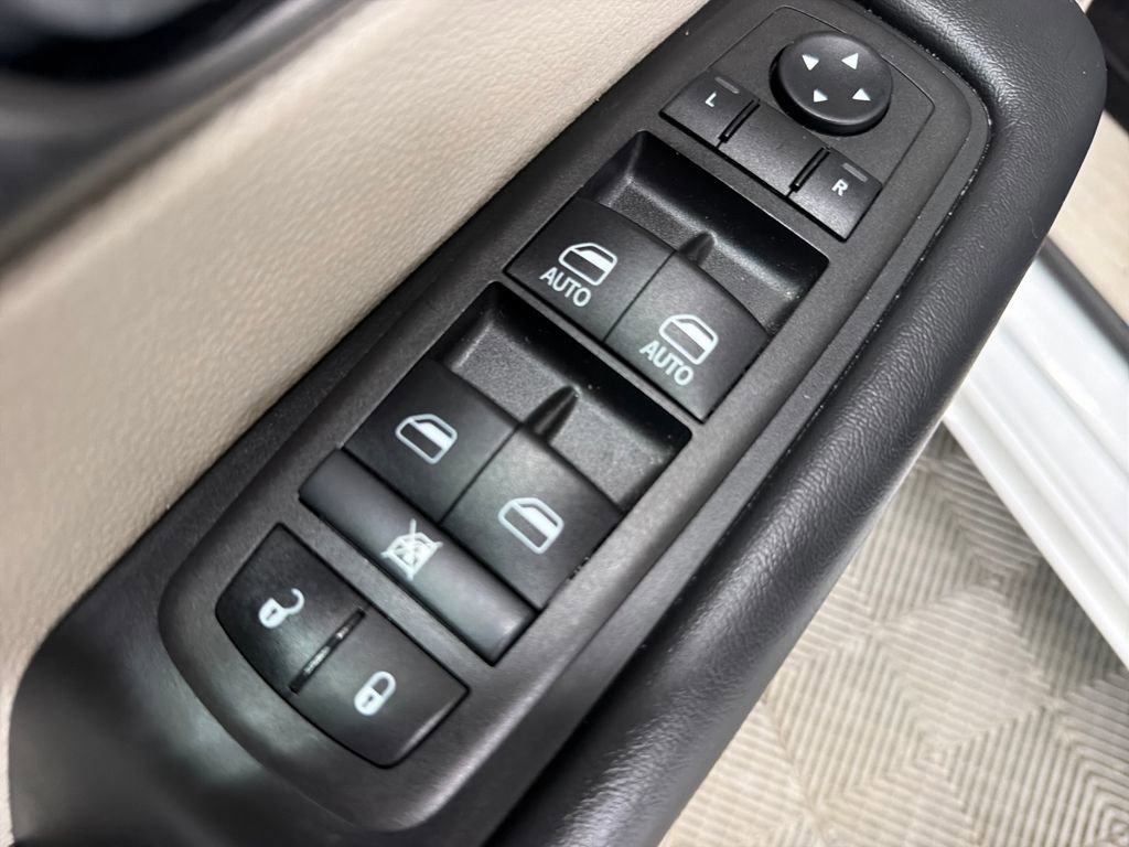 Used 2024 Chrysler Pacifica Touring-L image 17