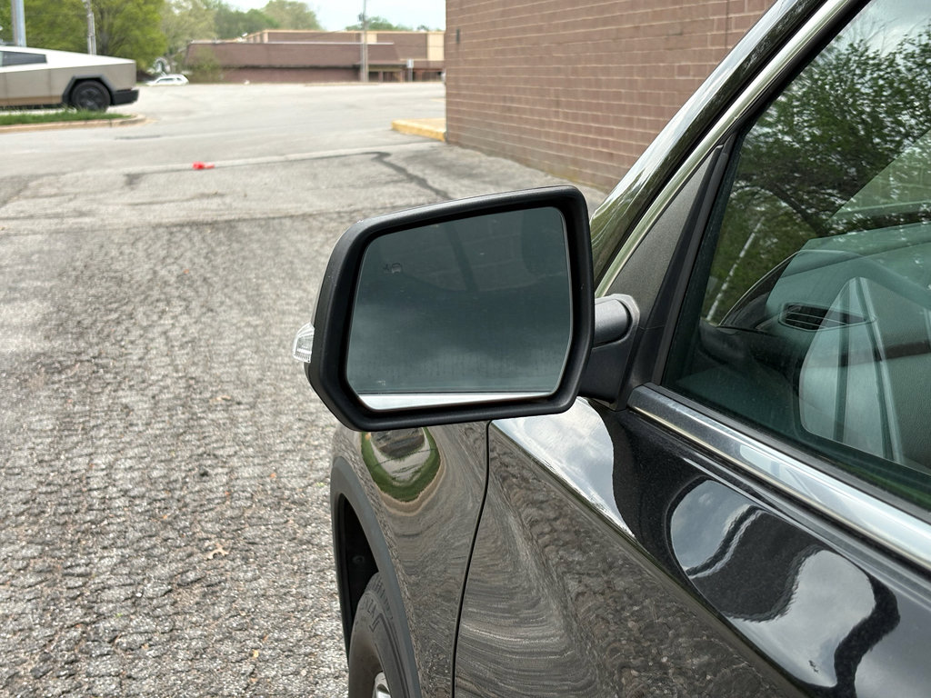 Used 2023 Chevrolet Traverse LT image 15