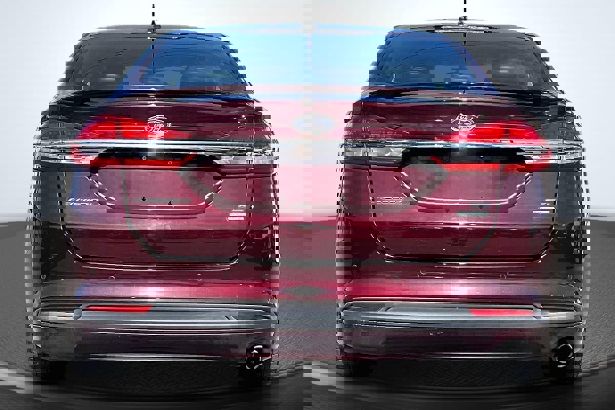 Used 2017 Ford Fusion SE w/ Equipment Group 201A image 4