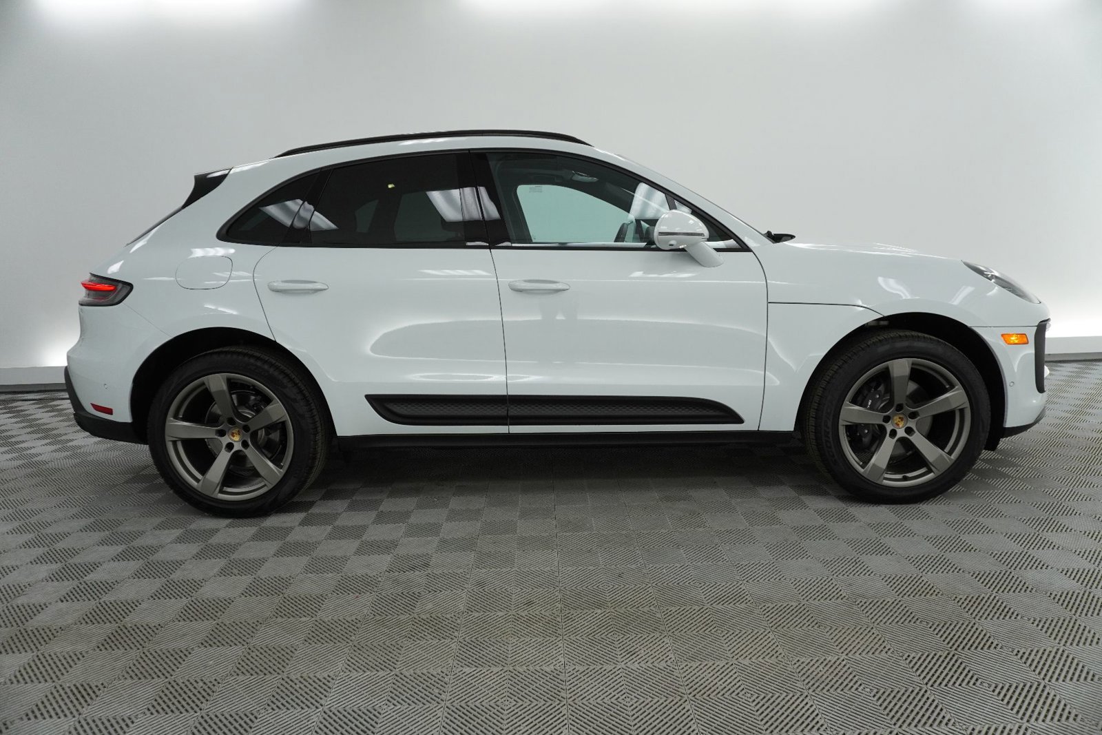 Certified 2025 Porsche Macan image 8