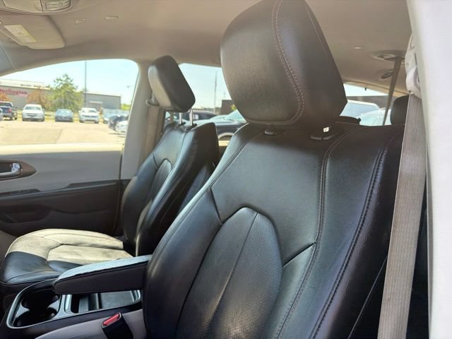 Used 2019 Chrysler Pacifica Touring-L FWD image 13