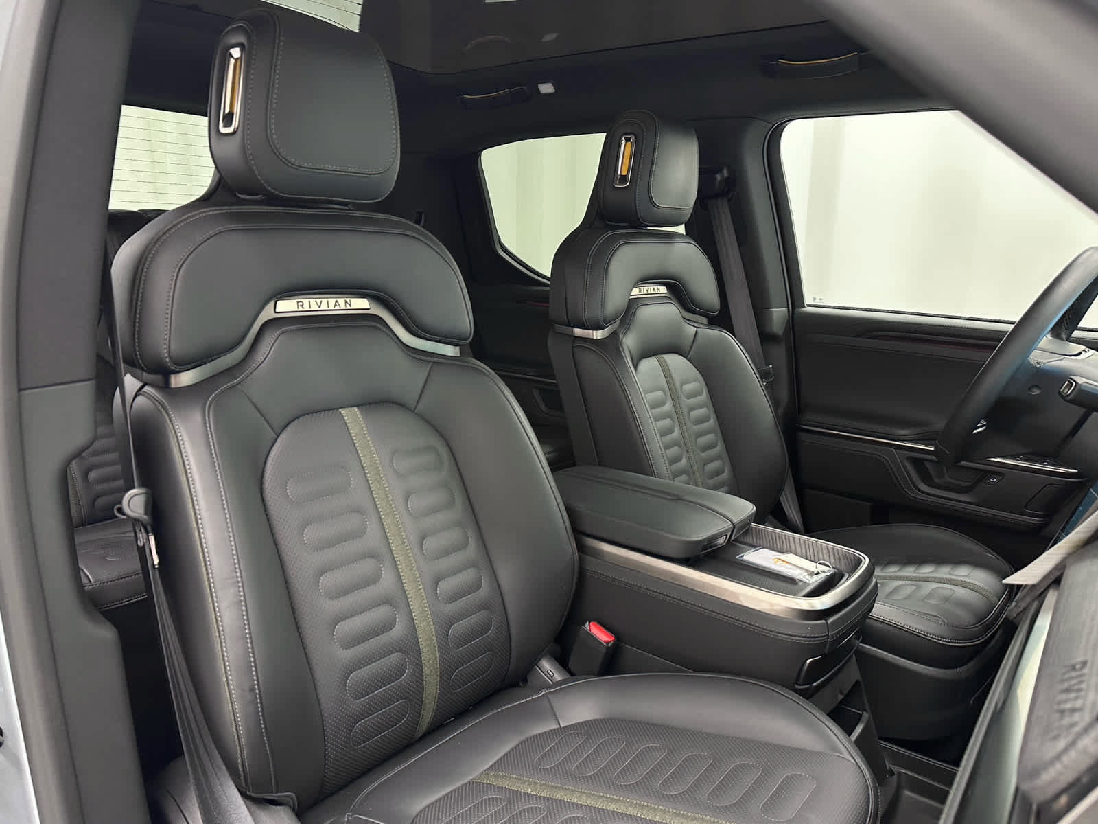 Used 2025 Rivian R1T Adventure Dual AWD/4WD image 19