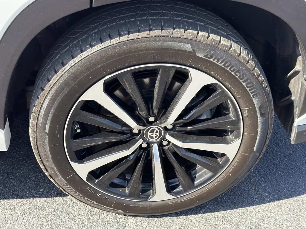 Used 2022 Toyota Highlander XSE FWD image 11