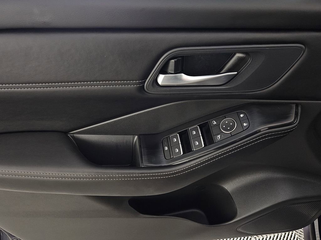 Used 2025 Nissan Rogue SL image 24