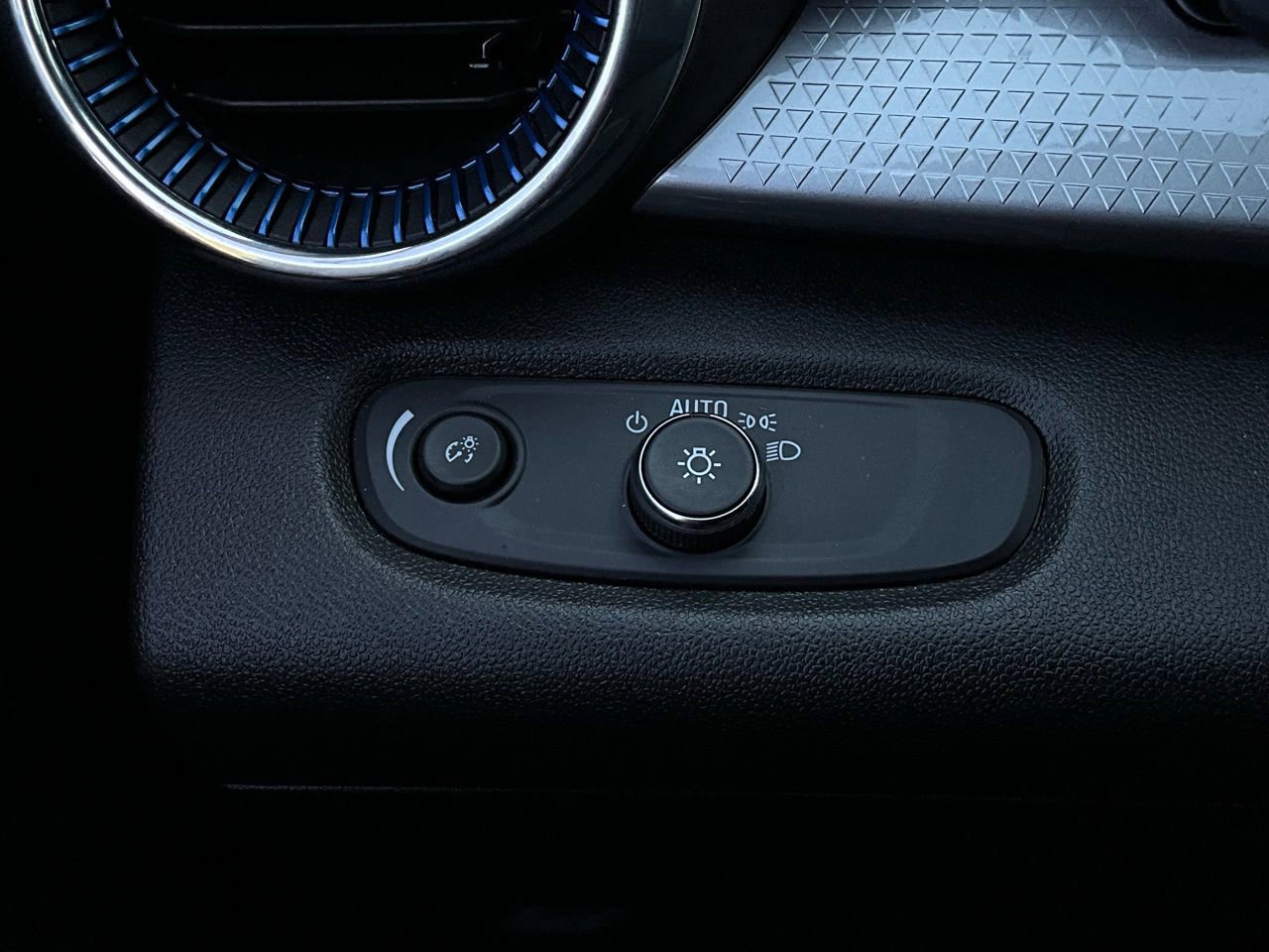 Used 2025 Chevrolet Trax LT FWD image 20