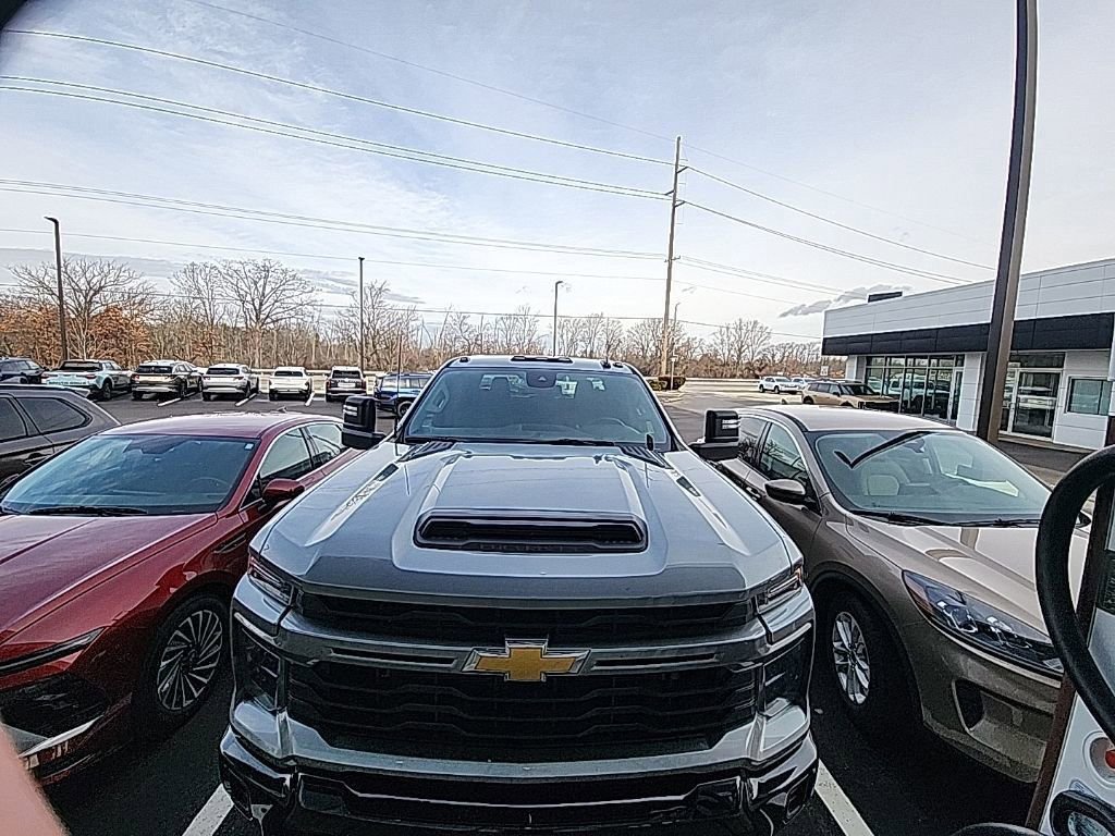 Used 2024 Chevrolet Silverado 2500 Custom w/ Custom Value Package image 3