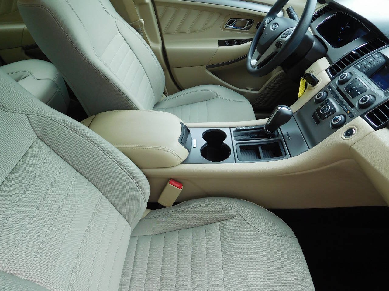 Used 2016 Ford Taurus SE FWD image 15