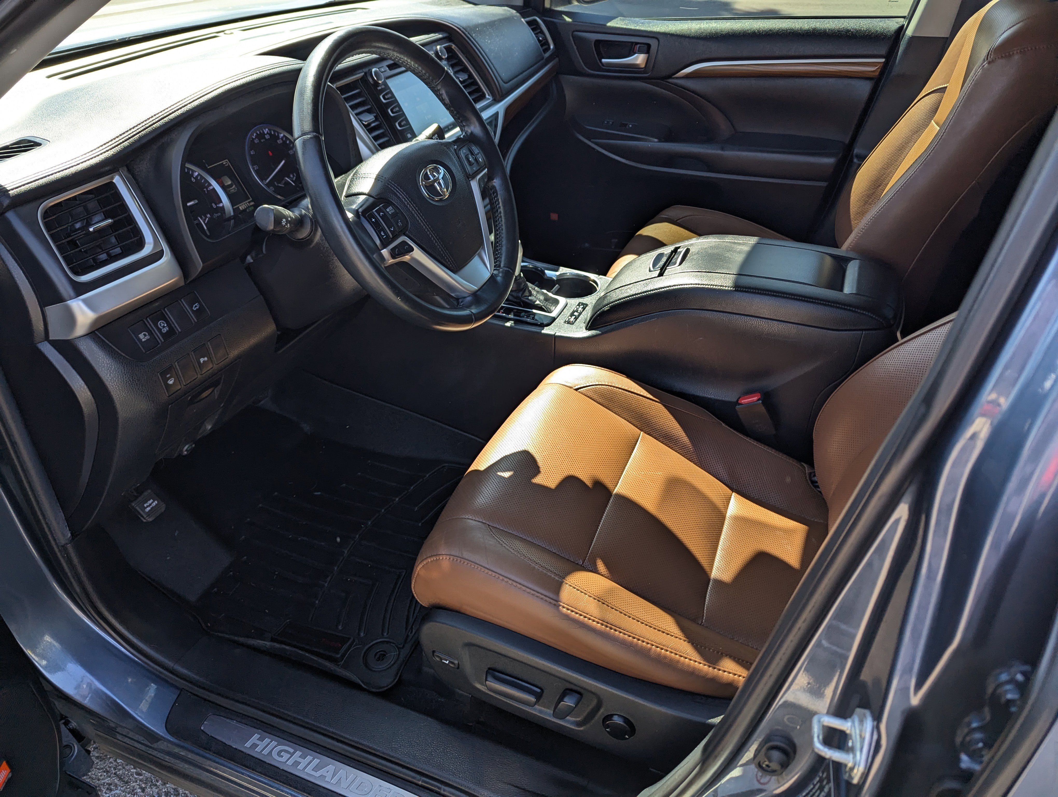 Used 2019 Toyota Highlander Limited w/ Carpet Mat Package (TMS) image 9