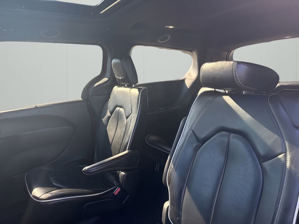 Used 2025 Chrysler Pacifica Limited image 13
