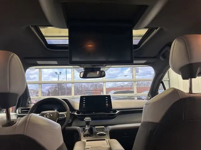 Used 2022 Toyota Sienna XSE image 26