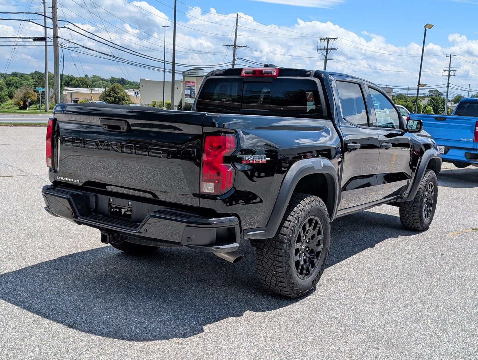 Used 2024 Chevrolet Colorado Trail Boss w/ Technology Package AWD/4WD image 3