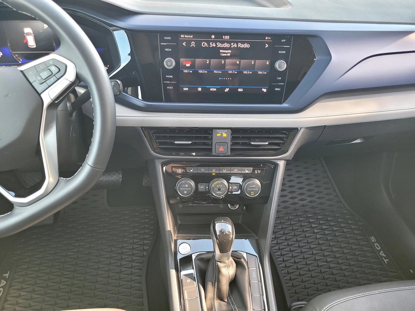 Used 2024 Volkswagen Taos SE w/ Panoramic Sunroof Package image 11