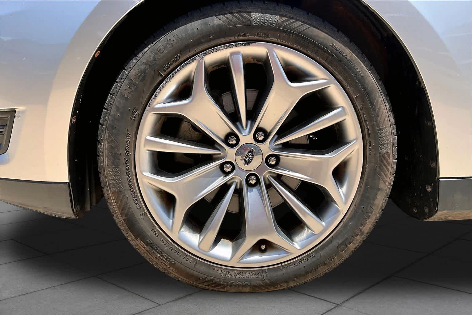 Used 2013 Ford Taurus Limited FWD image 10