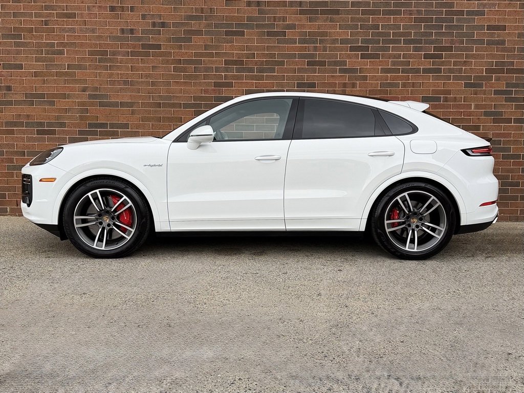 Certified 2024 Porsche Cayenne Turbo image 2