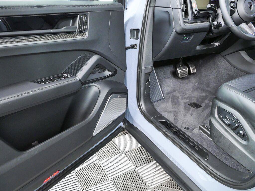 New 2026 Porsche Cayenne Turbo AWD/4WD image 8