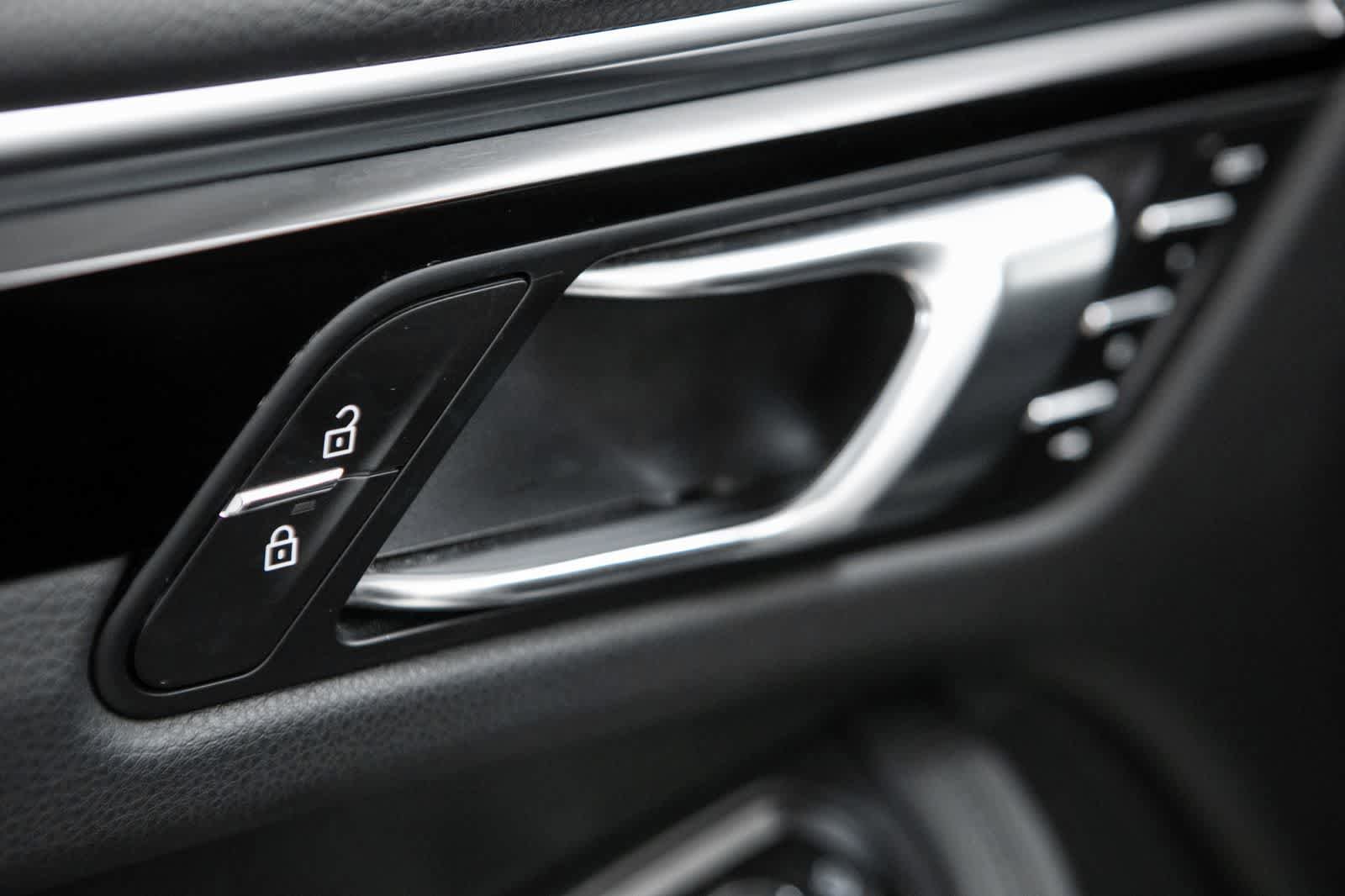 Certified 2023 Porsche Macan AWD/4WD image 25