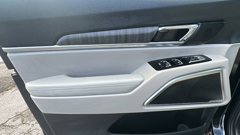 Used 2025 Kia Telluride EX w/ EX Captain's Chair Package image 15