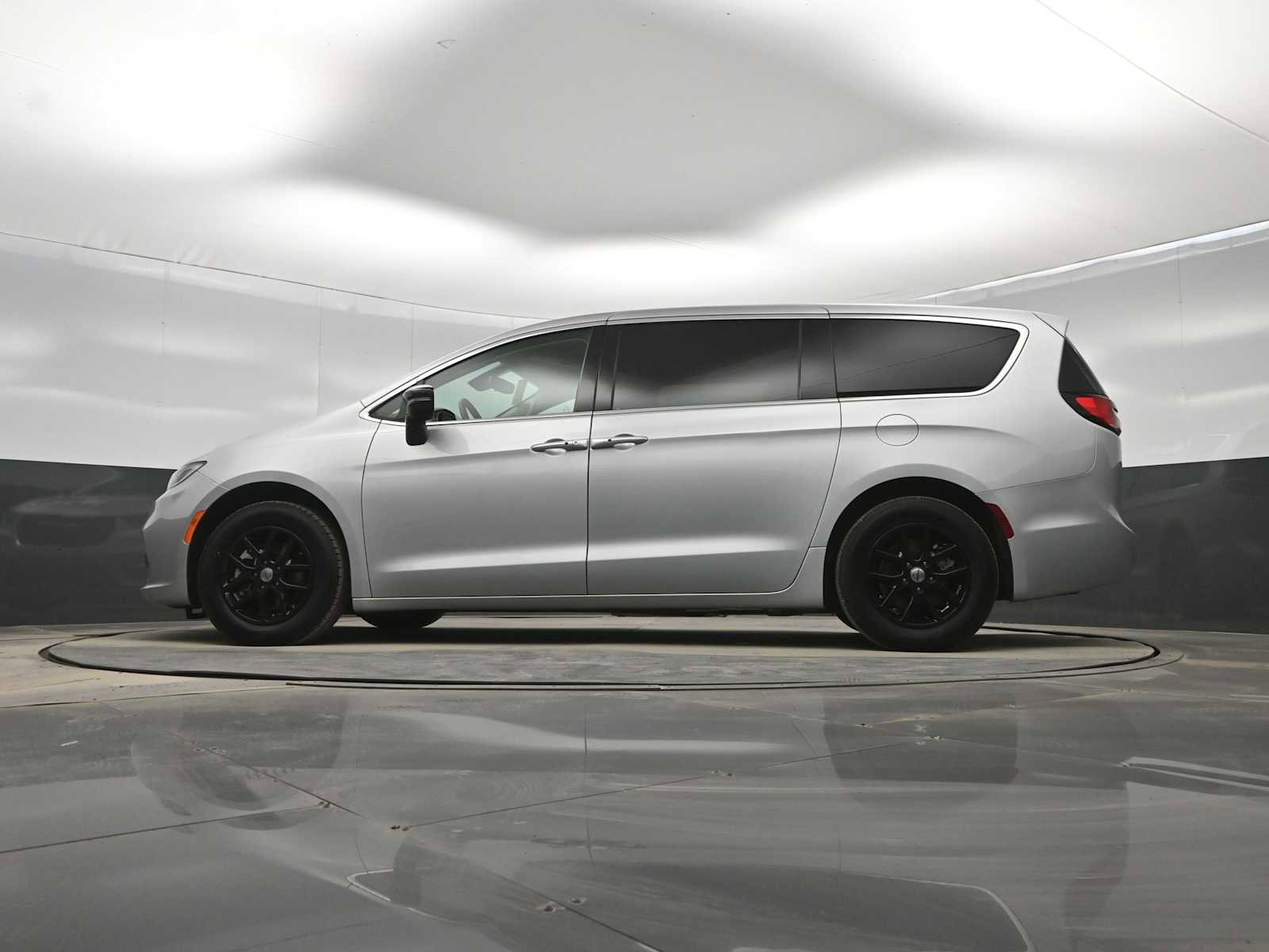 Used 2024 Chrysler Pacifica Touring-L image 34