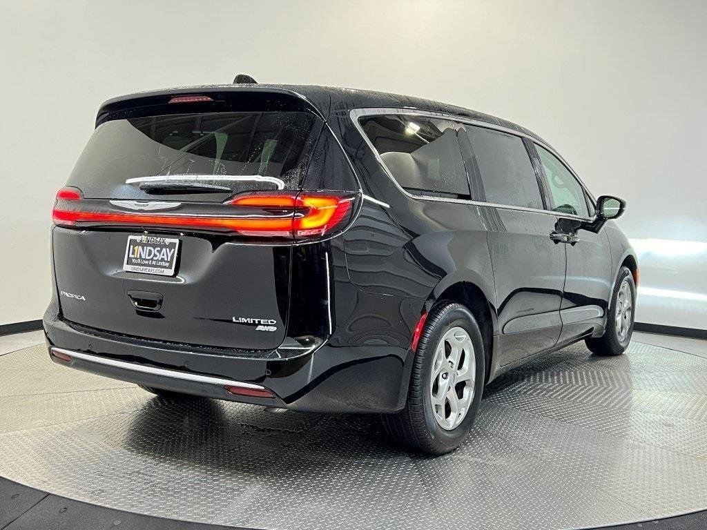 Used 2024 Chrysler Pacifica Limited image 9