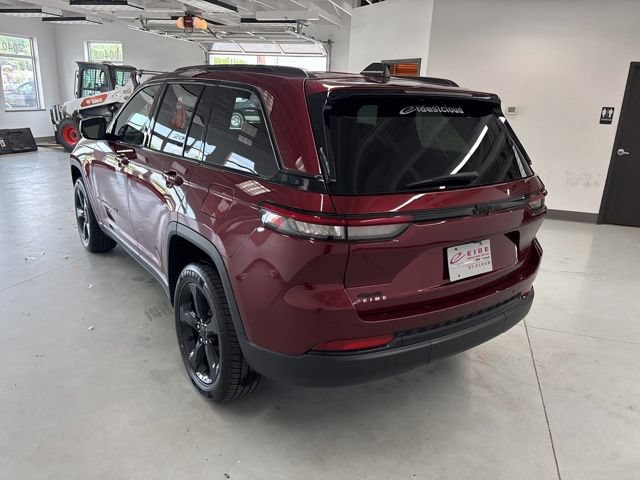 Used 2023 Jeep Grand Cherokee Altitude AWD/4WD image 9