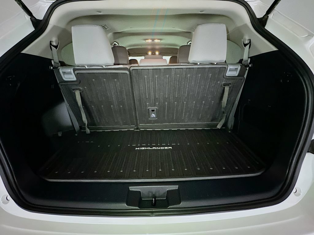 Used 2023 Toyota Highlander L AWD/4WD image 36