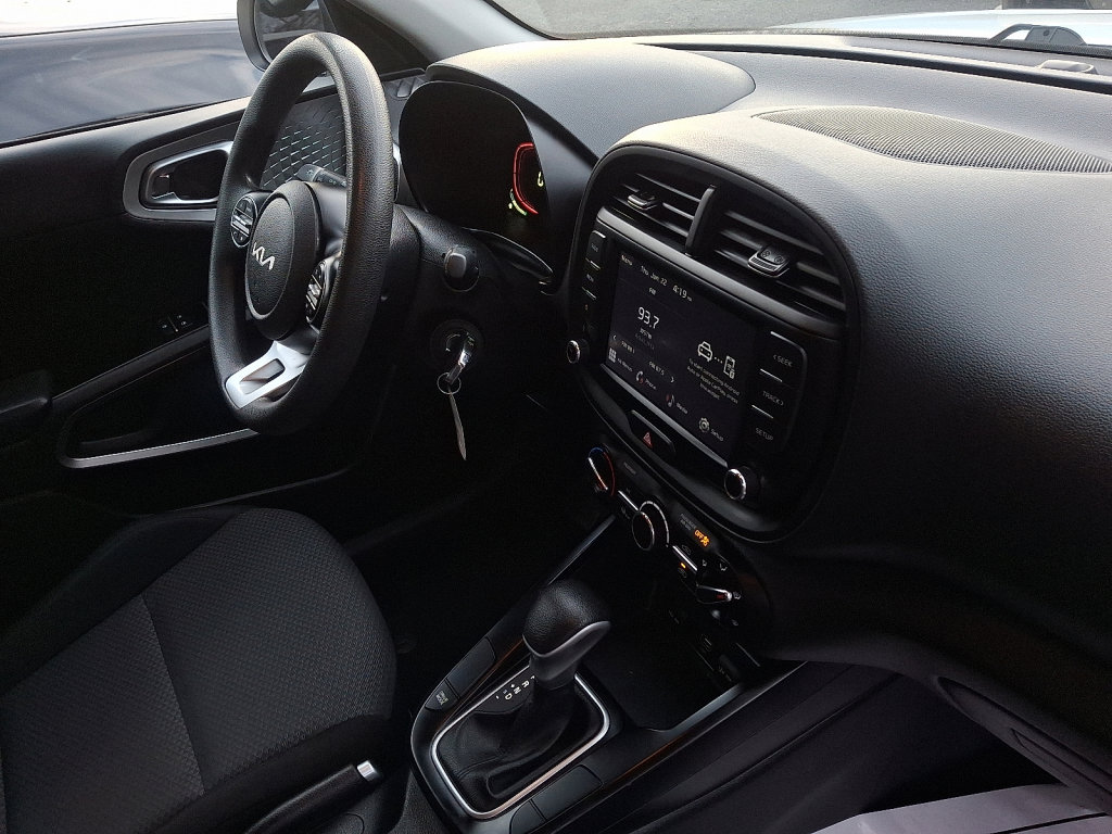 Used 2023 Kia Soul LX image 12