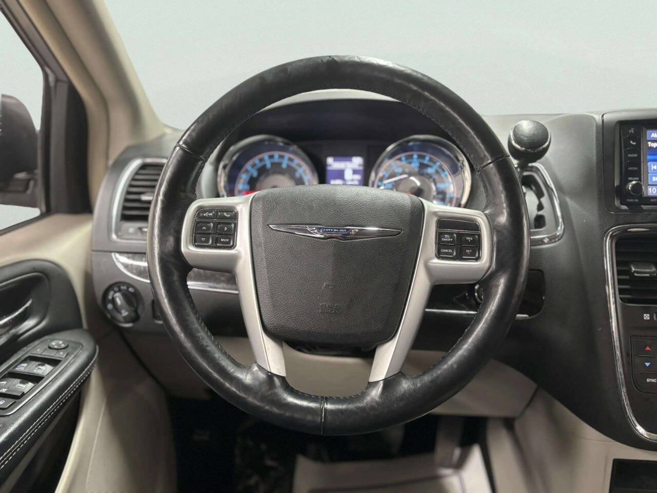 Used 2015 Chrysler Town & Country Touring-L w/ Driver Convenience Group image 30