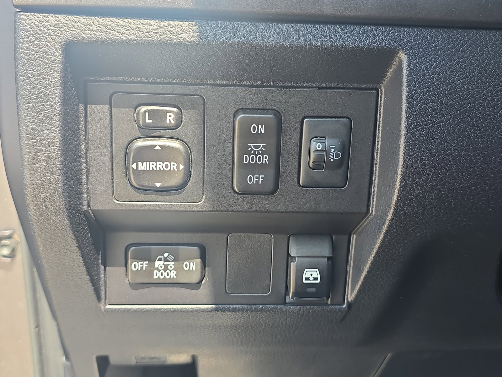 Used 2017 Toyota Tundra SR5 w/ SR5 Upgrade Package RWD image 25