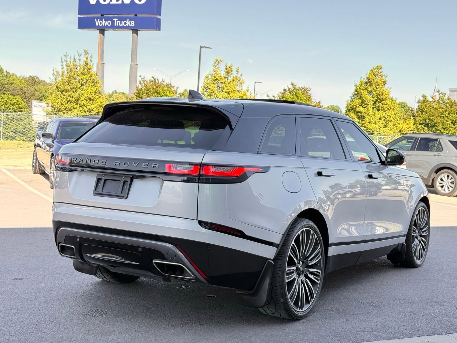Used 2018 Land Rover Range Rover Velar R-Dynamic HSE AWD/4WD image 9