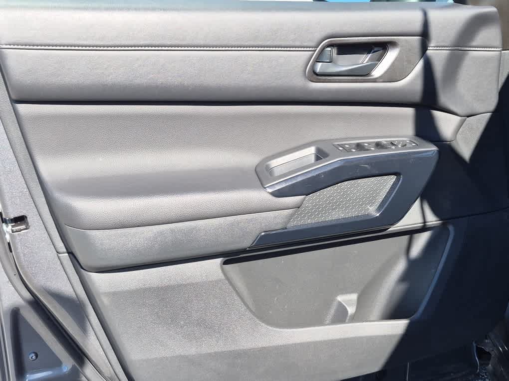 Used 2025 Nissan Pathfinder S AWD/4WD image 10